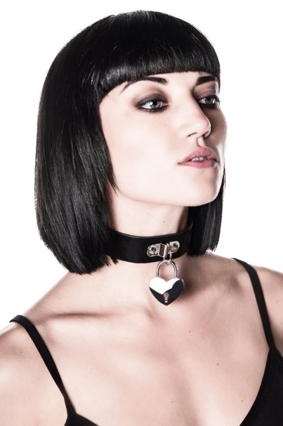 choker z wiszącym serduszkiem