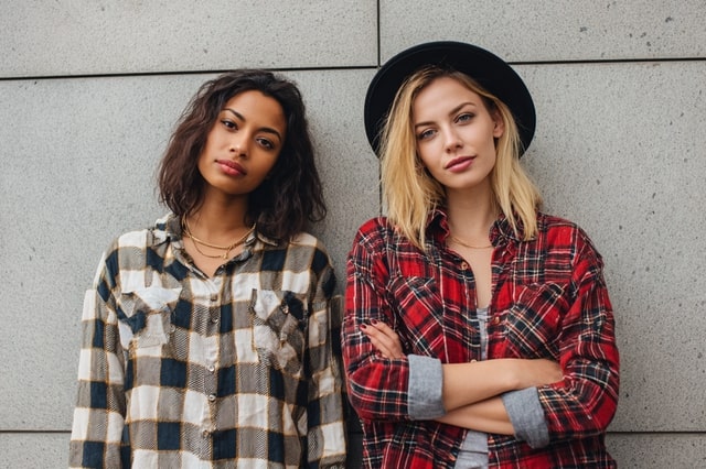 Koszule flanelowe – od grunge'owej rebelii do codziennych stylizacji