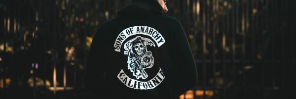 Synowie Anarchii – jak stworzyć stylówę serialowych motocyklistów z Kalifornii?