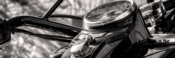 Odpimpuj swoją maszynę na wiosnę! 5 niezbędnych gadżetów do Twojego motocykla