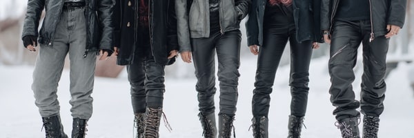 Metalowe warstwy – sztuka łączenia oldschoolowych t-shirtów z zimowymi ciuchami